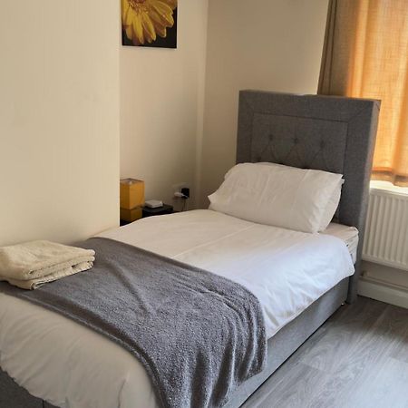 Contractor'S Haven- 4-Bedroom House With Free Parking, Super Fast Wifi, Fran Properties In Aylesbury, Pets Are Welcome! Aylesbury  Buitenkant foto